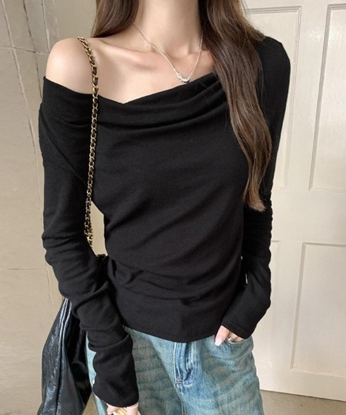 maison de LATIR(メゾンドラティール)の「2WAYで楽しむ。抜け感ドレープのオフショルカットソー。(Tシャツ/カットソー・レディース・ブラック/グレー・FREE)」の9枚目の写真