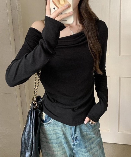 maison de LATIR(メゾンドラティール)の「2WAYで楽しむ。抜け感ドレープのオフショルカットソー。(Tシャツ/カットソー・レディース・ブラック/グレー・FREE)」の12枚目の写真