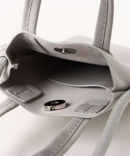 GORGE(ゴージ)の「《すっきり縦長シルエット》レディース フェイクレザー スマホショルダー ミニバッグ 2WAY 肩がけ 春夏秋冬(ショルダーバッグ・レディース・アイボリー/グレー/ブラック・F)」の13枚目の写真