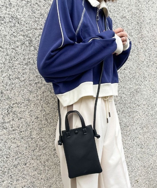 GORGE(ゴージ)の「《すっきり縦長シルエット》レディース フェイクレザー スマホショルダー ミニバッグ 2WAY 肩がけ 春夏秋冬(ショルダーバッグ・レディース・アイボリー/グレー/ブラック・F)」の9枚目の写真