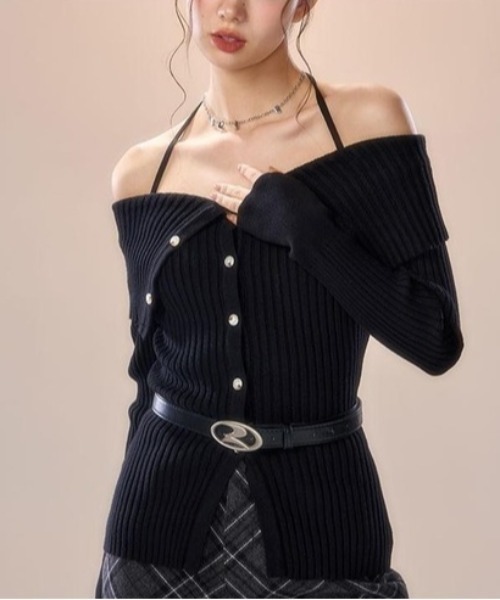 Vini(ヴィニ)の「オフショルフロントボタンニット(Tシャツ/カットソー・レディース・ホワイト/ブラック/グレー・ONESIZE)」の2枚目の写真