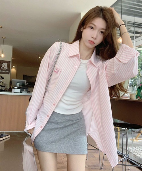 VIBGYOR Women（ヴィブジョー　ウィメン）の「【Mayree】刺繍入り ストライプ 長袖 シャツ（シャツ/ブラウス・レディース・ピンク・MEDIUM/LARGE）」の2枚目の写真