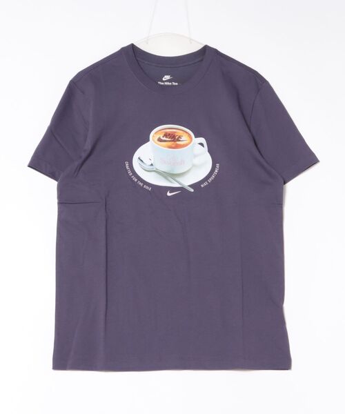 NIKE（ナイキ）の「《NIKEアパレル》AS U NSW TEE STD CAFE SWOO（Tシャツ/カットソー・メンズ・オフホワイト/パープル系その他・XL/L/M/2XL/S）」の2枚目の写真