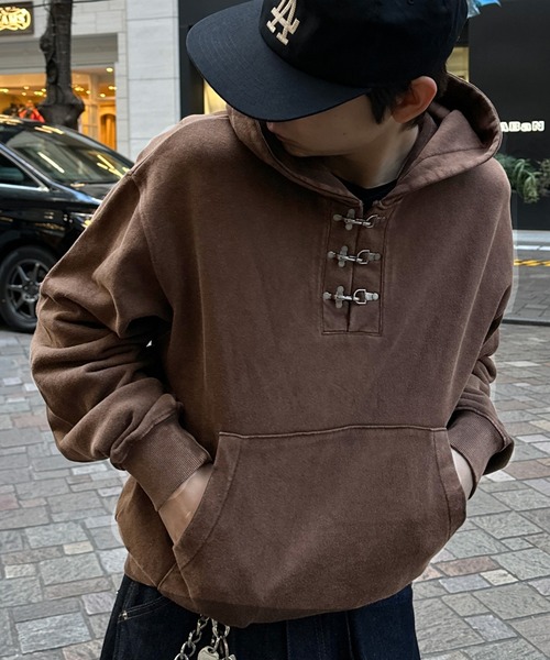 kutir（クティール）の「FIREMAN HENLEY NECK PULLOVER HOODIE／ファイヤーマンヘンリーネックプルオーバーパーカー（パーカー・メンズ・ブラウン/ブラック/ネイビー・LARGE/MEDIUM）」の2枚目の写真