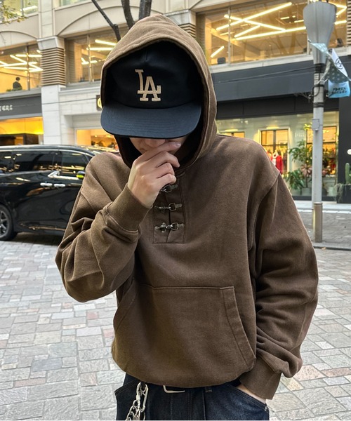 kutir（クティール）の「FIREMAN HENLEY NECK PULLOVER HOODIE／ファイヤーマンヘンリーネックプルオーバーパーカー（パーカー・メンズ・ブラウン/ブラック/ネイビー・LARGE/MEDIUM）」の11枚目の写真