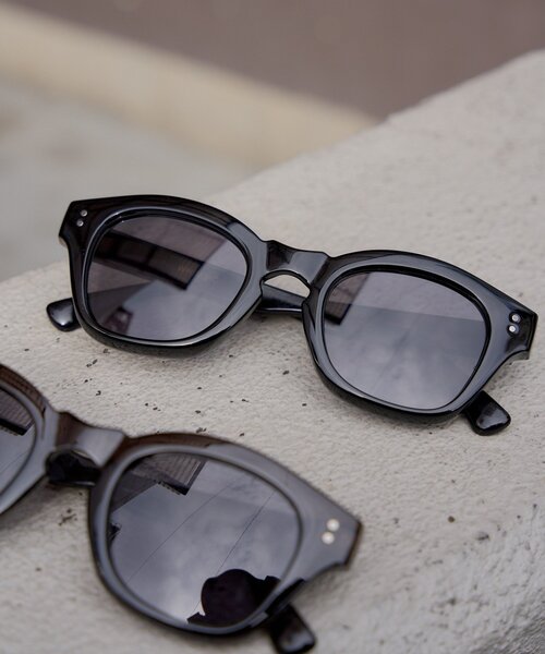 WHIMSIC(ウィムジック)の「【UNISEX/調光レンズ】ウェリントングラス フォトクロミックレンズ(サングラス・レディース・グレー/ブラック・ONE SIZE)」の4枚目の写真