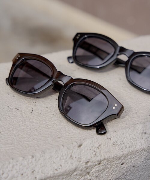 WHIMSIC(ウィムジック)の「【UNISEX/調光レンズ】ウェリントングラス フォトクロミックレンズ(サングラス・レディース・グレー/ブラック・ONE SIZE)」の16枚目の写真