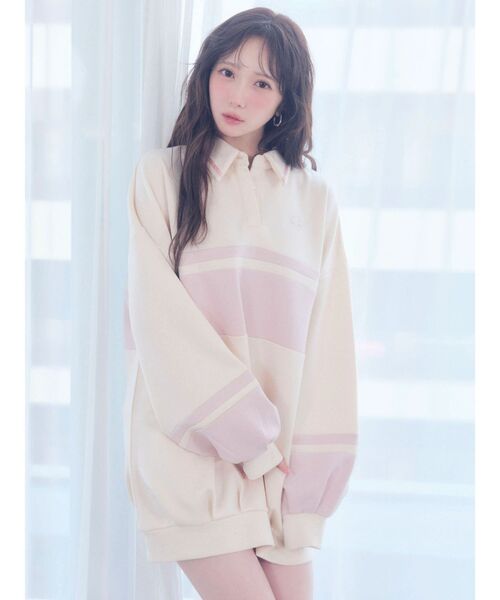 dazzlin(ダズリン)の「【≠ME 谷崎早耶コラボ】ポロライクラインミドルスウェット(スウェット・レディース・ネイビー/ピンク/ブルー・FREE)」の1枚目の写真