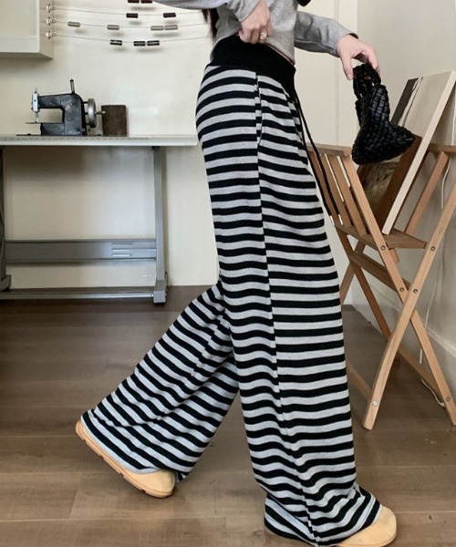 VIVID LADY(ビビッドレディー)の「ボーダー イージーワイドパンツ(スウェットパンツ・レディース・ブラック/グレー・MEDIUM/SMALL)」の4枚目の写真