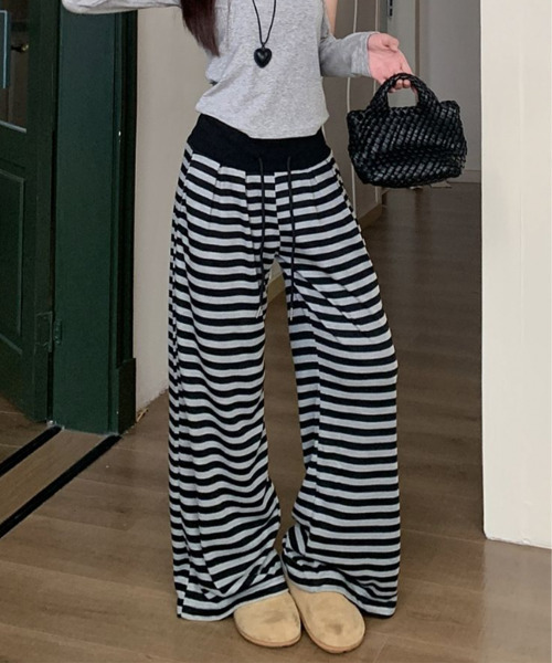 VIVID LADY(ビビッドレディー)の「ボーダー イージーワイドパンツ(スウェットパンツ・レディース・ブラック/グレー・MEDIUM/SMALL)」の5枚目の写真
