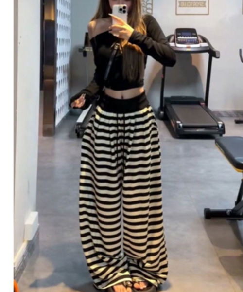 VIVID LADY(ビビッドレディー)の「ボーダー イージーワイドパンツ(スウェットパンツ・レディース・ブラック/グレー・MEDIUM/SMALL)」の11枚目の写真