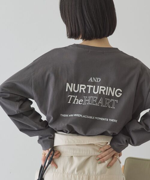 AMERICAN HOLIC(アメリカンホリック)の「NURTURING 刺繍ロゴロンT(Tシャツ/カットソー・レディース・アイボリー/チャコールグレー/オフホワイト・M/L)」の4枚目の写真