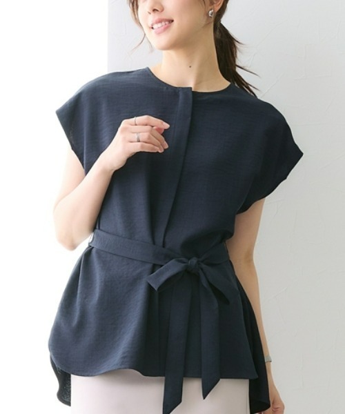 7days Life Styling(セブンデイズライフスタイリング)の「【接触冷感/UVカット】麻調合繊共布リボン付きフレンチスリーブブラウス(シャツ/ブラウス・レディース・ネイビー/ブラウン/ライトベージュ・S/3L/LL/L/M/5L/4L/6L)」の1枚目の写真