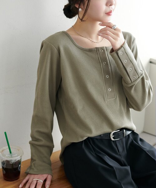 DISCOAT(ディスコート)の「【WEB限定】袖リングボタンワッフルロンT(Tシャツ/カットソー・レディース・ブラック/グレイッシュベージュ/アイボリー/オレンジ・MEDIUM)」の4枚目の写真