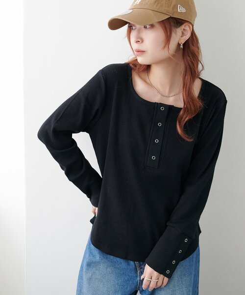 DISCOAT(ディスコート)の「【WEB限定】袖リングボタンワッフルロンT(Tシャツ/カットソー・レディース・ブラック/グレイッシュベージュ/アイボリー/オレンジ・MEDIUM)」の3枚目の写真