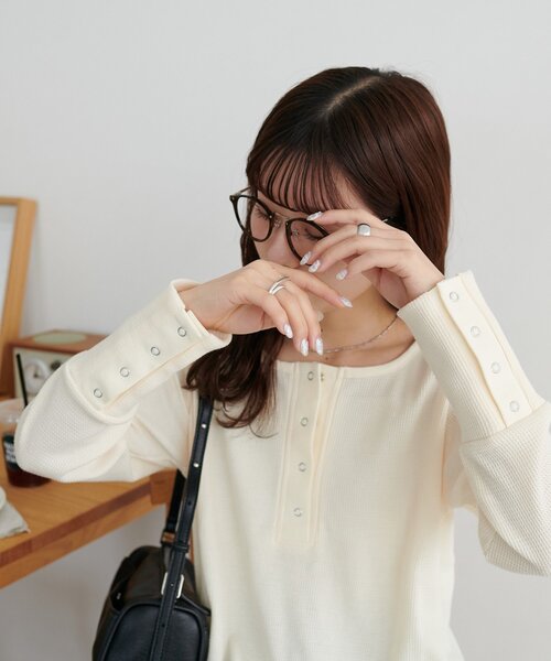 DISCOAT(ディスコート)の「【WEB限定】袖リングボタンワッフルロンT(Tシャツ/カットソー・レディース・ブラック/グレイッシュベージュ/アイボリー/オレンジ・MEDIUM)」の5枚目の写真
