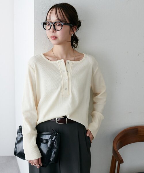 DISCOAT(ディスコート)の「【WEB限定】袖リングボタンワッフルロンT(Tシャツ/カットソー・レディース・ブラック/グレイッシュベージュ/アイボリー/オレンジ・MEDIUM)」の17枚目の写真