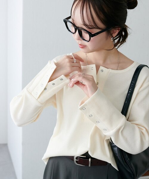 DISCOAT(ディスコート)の「【WEB限定】袖リングボタンワッフルロンT(Tシャツ/カットソー・レディース・ブラック/グレイッシュベージュ/アイボリー/オレンジ・MEDIUM)」の18枚目の写真