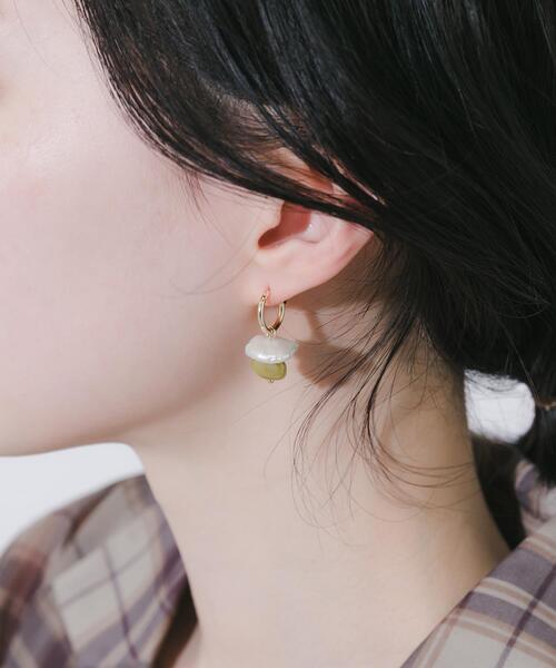 SMELLY(スメリー)の「モチーフパールドロップフープピアス(ピアス(両耳用)・レディース・イエロー系その他・-)」の4枚目の写真