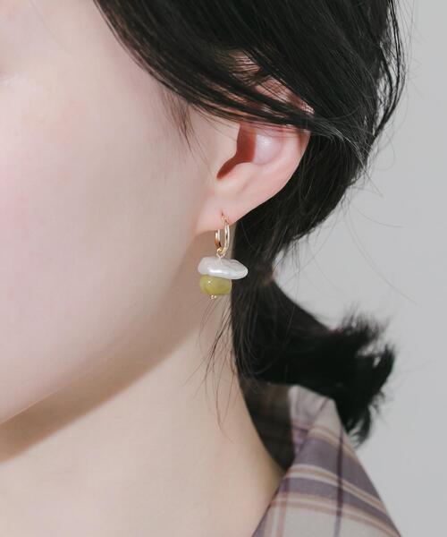 SMELLY(スメリー)の「モチーフパールドロップフープピアス(ピアス(両耳用)・レディース・イエロー系その他・-)」の5枚目の写真