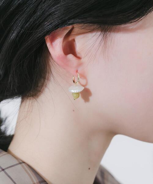 SMELLY(スメリー)の「モチーフパールドロップフープピアス(ピアス(両耳用)・レディース・イエロー系その他・-)」の6枚目の写真