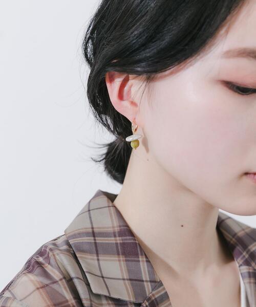 SMELLY(スメリー)の「モチーフパールドロップフープピアス(ピアス(両耳用)・レディース・イエロー系その他・-)」の7枚目の写真