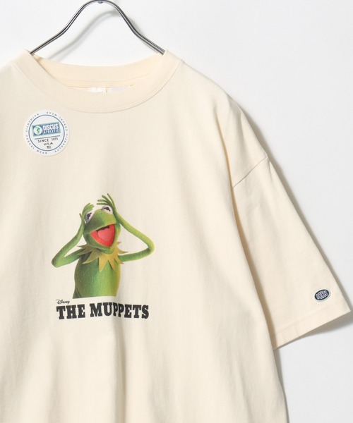 Disney(ディズニー)の「2026SS Muppets×DISCUS/マペッツ×ディスカス コラボ キャラクタープリント半袖Tシャツ(M:ショート丈 L:レギュラー丈)(Tシャツ/カットソー・レディース・アイボリー/ホワイト系その他/スミクロ/ブラック系その他・L/M)」の1枚目の写真