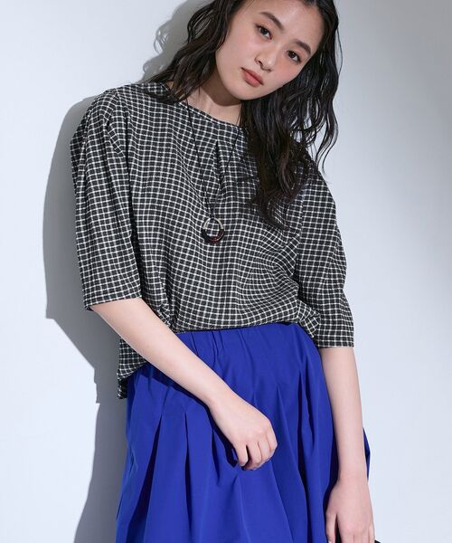 INDIVI（インディヴィ）の「【UVケア／吸汗速乾】チェック柄タックボリュームスリーブトップス（Tシャツ/カットソー・レディース・ブラック系1/ネイビー系1/ホワイト系2/スモーキーグリーン系2・38/19/15 /13/05/34）」の2枚目の写真