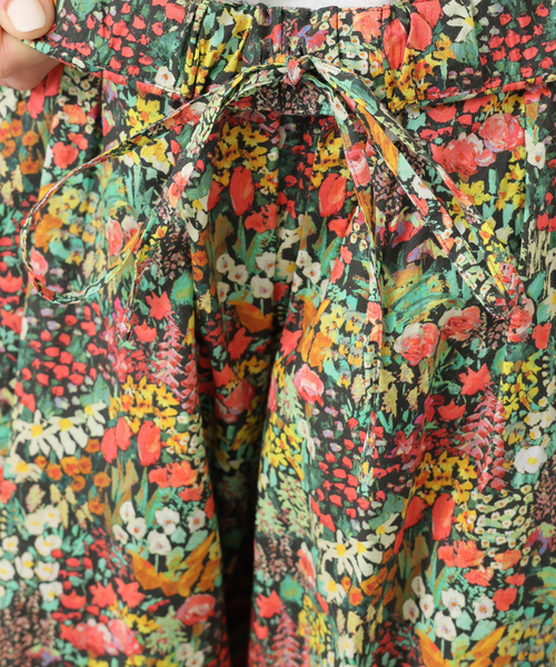 JOURNAL STANDARD LUXE(ジャーナルスタンダード ラックス)の「リバティフラワー タックパンツ(その他パンツ・レディース・ブルー/カーキ・FREE)」の4枚目の写真