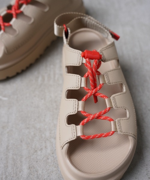 UGG(アグ)の「UGG(アグ)W GOLDENGLOW TOGGLE(ウィメンズ ゴールデングロウ トグル)(サンダル・レディース・ベージュ/ブラック・8/7/6/5)」の12枚目の写真