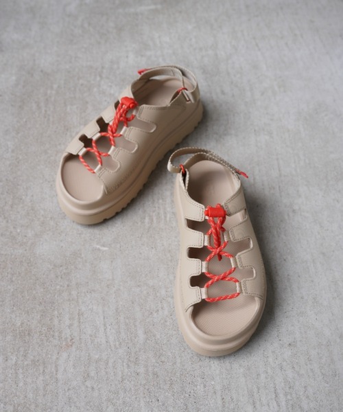 UGG(アグ)の「UGG(アグ)W GOLDENGLOW TOGGLE(ウィメンズ ゴールデングロウ トグル)(サンダル・レディース・ベージュ/ブラック・8/7/6/5)」の13枚目の写真