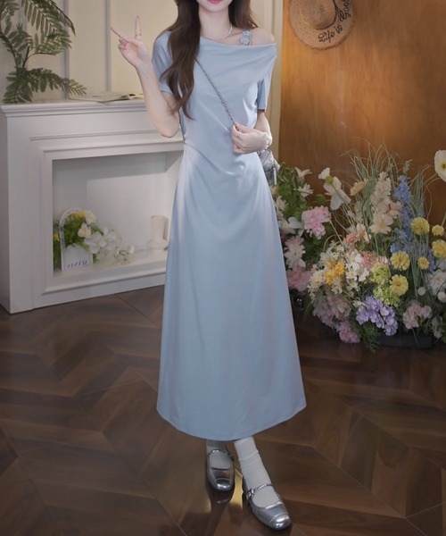 LUCPY(ラクピー)の「ドレープオフショルダーロングワンピース 半袖 上品シルエット(ワンピース・レディース・パープル/ブルー・SMALL/MEDIUM/LARGE/X-LARGE)」の1枚目の写真