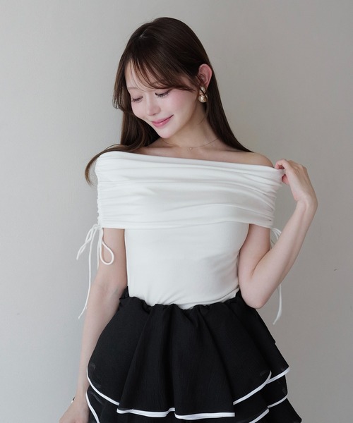 EIMY ISTOIRE(エイミーイストワール)の「PEACH OFFSHOULDER TOPS(Tシャツ/カットソー・レディース・ブラック/ライトピンク/ホワイト・F)」の1枚目の写真