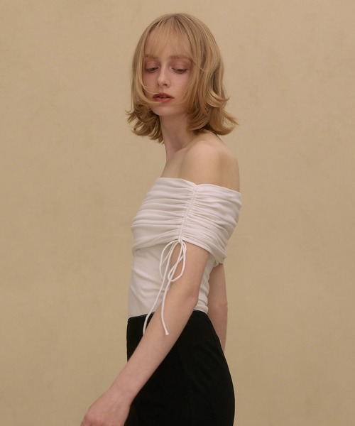 EIMY ISTOIRE(エイミーイストワール)の「PEACH OFFSHOULDER TOPS(Tシャツ/カットソー・レディース・ブラック/ライトピンク/ホワイト・F)」の4枚目の写真
