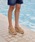 CHARLES & KEITH�i�`���[���Y & �L�[�X�j�́u���^���b�N�A�N�Z���g �G�X�p�h���[���E�F�b�W�i�T���_���j�v�b�T���h�x�[�W��