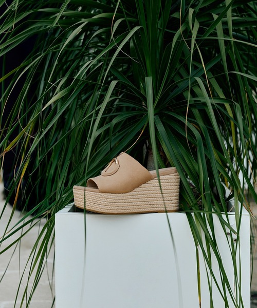 CHARLES & KEITH（チャールズ & キース）の「メタリックアクセント エスパドリーユウェッジ（サンダル・レディース・サンドベージュ/ブラック/マルーン・25cm/24.5cm/23.5cm/23cm/22.5cm/25.5cm）」の17枚目の写真