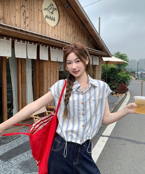 AsheKsha(アシクシャ)の「さわやかなブルーとホワイトのストライプのウエストシェイプノースリーブシャツ(シャツ/ブラウス・レディース・ブルー・M)」の2枚目の写真
