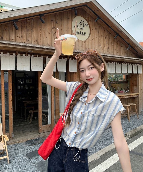 AsheKsha(アシクシャ)の「さわやかなブルーとホワイトのストライプのウエストシェイプノースリーブシャツ(シャツ/ブラウス・レディース・ブルー・M)」の3枚目の写真