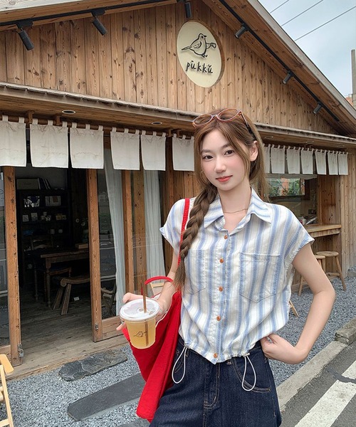 AsheKsha(アシクシャ)の「さわやかなブルーとホワイトのストライプのウエストシェイプノースリーブシャツ(シャツ/ブラウス・レディース・ブルー・M)」の4枚目の写真
