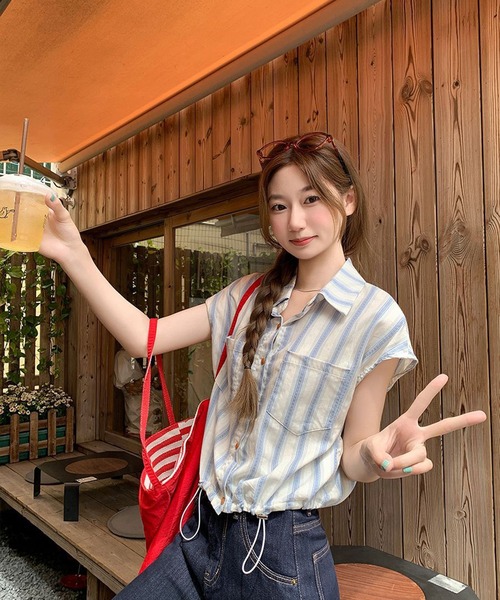 AsheKsha(アシクシャ)の「さわやかなブルーとホワイトのストライプのウエストシェイプノースリーブシャツ(シャツ/ブラウス・レディース・ブルー・M)」の5枚目の写真