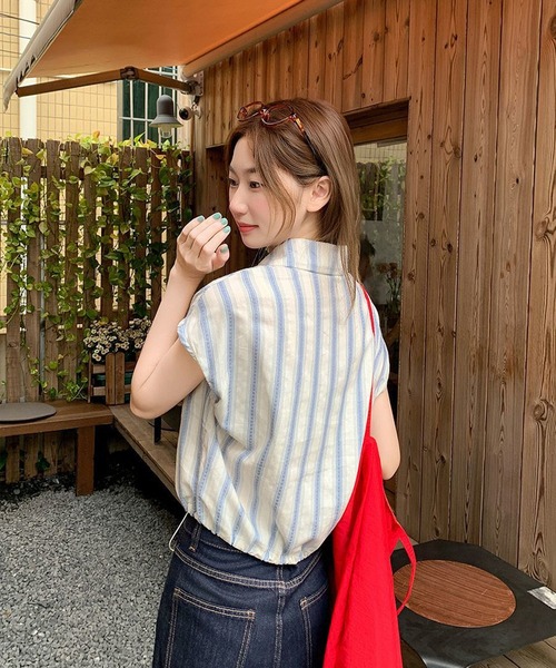 AsheKsha(アシクシャ)の「さわやかなブルーとホワイトのストライプのウエストシェイプノースリーブシャツ(シャツ/ブラウス・レディース・ブルー・M)」の7枚目の写真