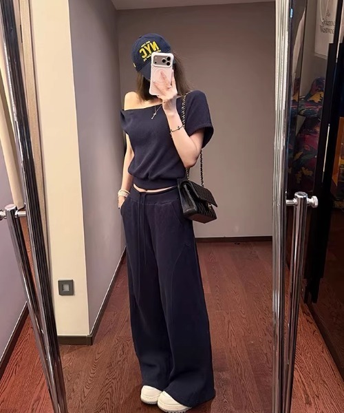 Aelina(エリナ)の「オフショルダーTシャツ+ドローストリン付きパンツセットアップ(セットアップ・レディース・ネイビー/グレー/ホワイト・FREE)」の1枚目の写真