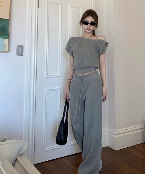 Aelina(エリナ)の「オフショルダーTシャツ+ドローストリン付きパンツセットアップ(セットアップ・レディース・ネイビー/グレー/ホワイト・FREE)」の3枚目の写真