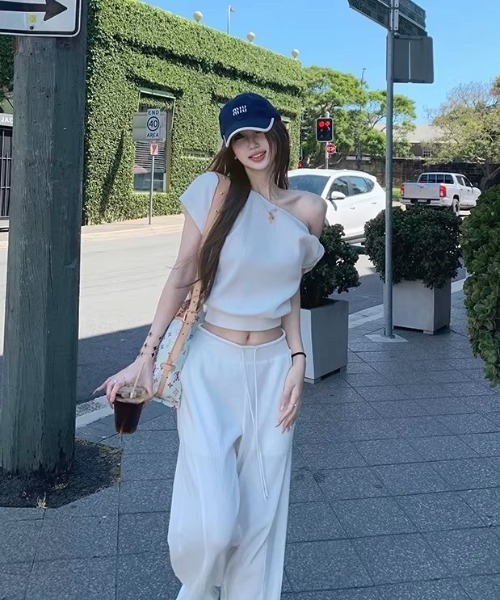 Aelina(エリナ)の「オフショルダーTシャツ+ドローストリン付きパンツセットアップ(セットアップ・レディース・ネイビー/グレー/ホワイト・FREE)」の4枚目の写真