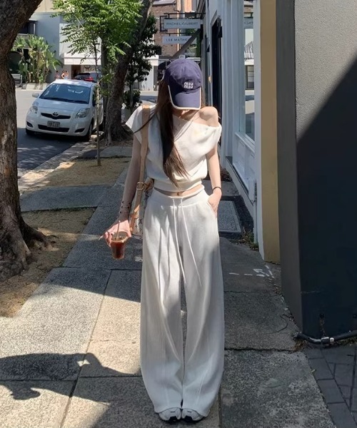 Aelina(エリナ)の「オフショルダーTシャツ+ドローストリン付きパンツセットアップ(セットアップ・レディース・ネイビー/グレー/ホワイト・FREE)」の5枚目の写真