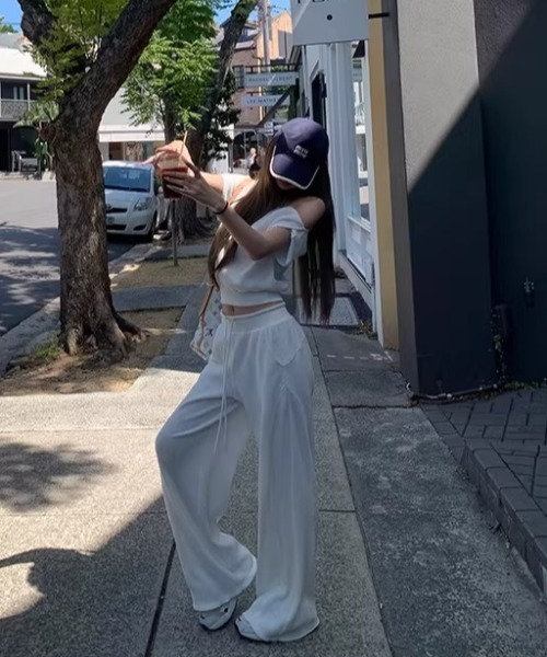 Aelina(エリナ)の「オフショルダーTシャツ+ドローストリン付きパンツセットアップ(セットアップ・レディース・ネイビー/グレー/ホワイト・FREE)」の6枚目の写真