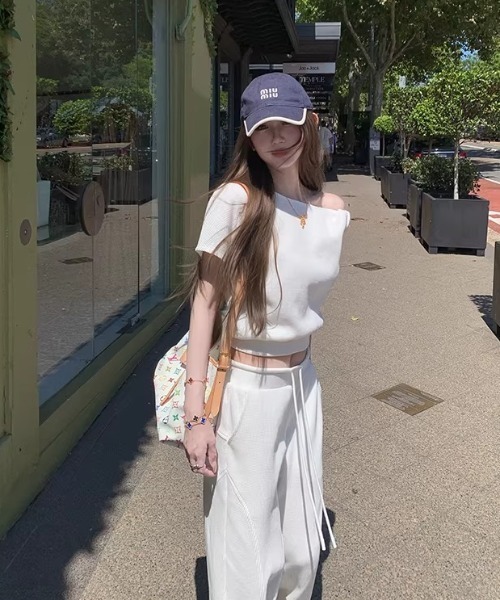 Aelina(エリナ)の「オフショルダーTシャツ+ドローストリン付きパンツセットアップ(セットアップ・レディース・ネイビー/グレー/ホワイト・FREE)」の8枚目の写真
