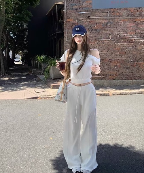 Aelina(エリナ)の「オフショルダーTシャツ+ドローストリン付きパンツセットアップ(セットアップ・レディース・ネイビー/グレー/ホワイト・FREE)」の9枚目の写真