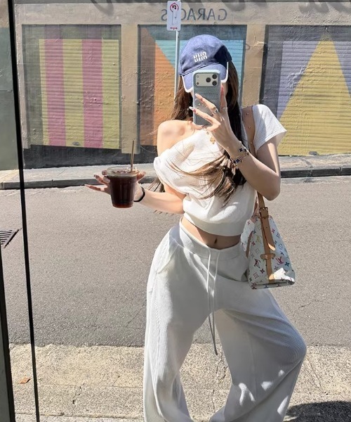 Aelina(エリナ)の「オフショルダーTシャツ+ドローストリン付きパンツセットアップ(セットアップ・レディース・ネイビー/グレー/ホワイト・FREE)」の10枚目の写真
