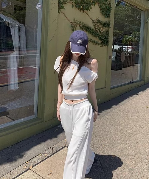 Aelina(エリナ)の「オフショルダーTシャツ+ドローストリン付きパンツセットアップ(セットアップ・レディース・ネイビー/グレー/ホワイト・FREE)」の13枚目の写真